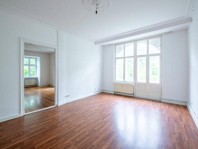 Wohnen mit Stil: 4 Zimmer Gründerzeitaltbau mit Stuck und Südbalkon