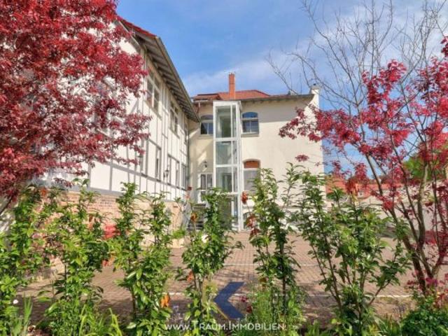 Wohnen mit Stil – Charmante 2 Zi. Whg. in repräsentativer Villa mit Garten, EBK und PKW Stellpl