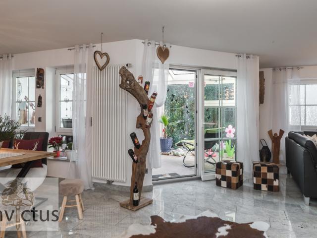 Wohnen mit Stil: Großzügiges Haus mit 6 Zimmern, Wintergarten, Doppelgarage, Kamin & Einliegerwhg!