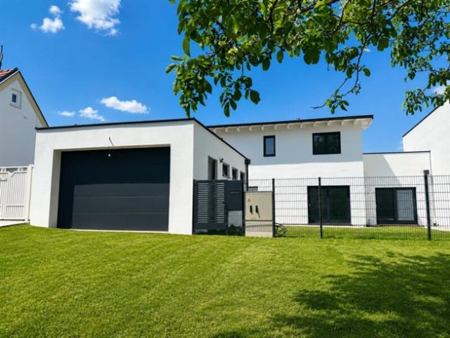 Wohnen mit Stil in Sigleß – Garage, Garten und Dachterrasse inklusive