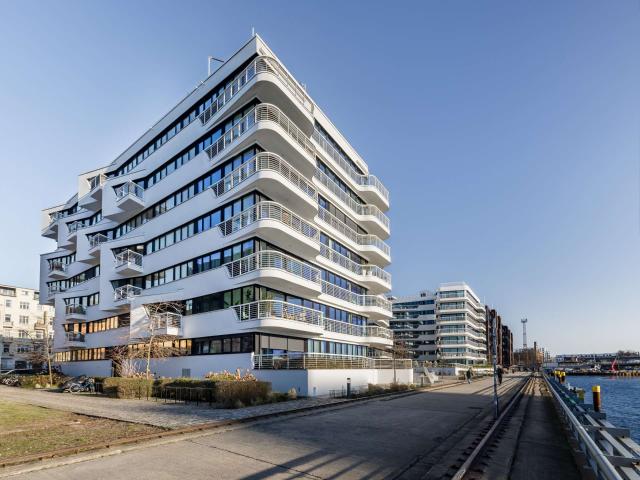 Wohnen mit Spreeblick: Moderne 2 Zimmer Wohnung mit Balkon und Aufzug