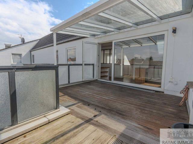 Wohnen mit Weitblick Stilvolle 4 Zimmer Dachgeschosswohnung mit Terrasse und Tiefgaragenplatz in ruhiger Lage von Düsseldorf Benrath