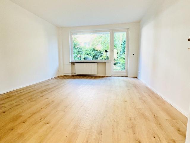 Wohnen wie im eigenen Haus – renovierte 3 Zimmer Wohnung mit großer Terrasse & Garten