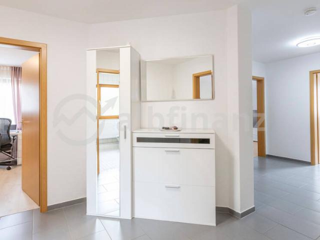 Wohnen wie im Haus: 120 m² mit 2 Garagen, Hobbykeller und Teilungsoption