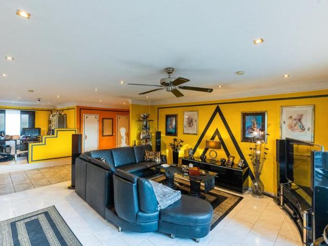 Wohnen wie im Haus: 250 m² auf einer Ebene mit riesiger Terrasse