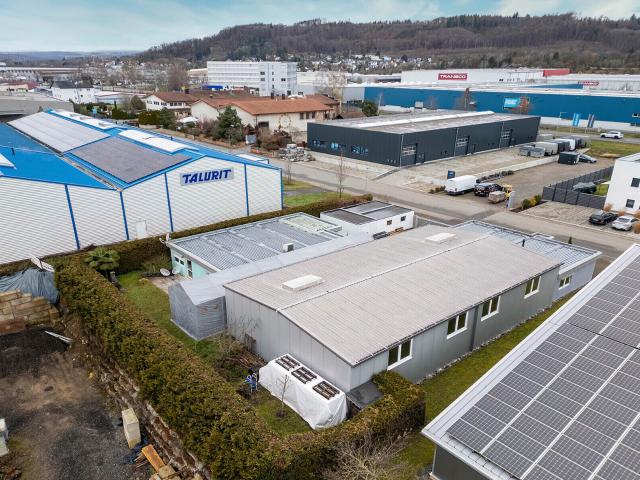 Wohnen und Arbeiten perfekt vereint: Bungalow mit Gewerbehallen nahe der Schweizer Grenze!