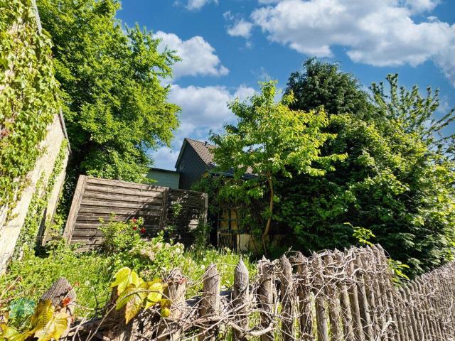 Wohnen und Arbeiten vereint: Einfamilienhaus mit zwei Lagern und vier Garagen