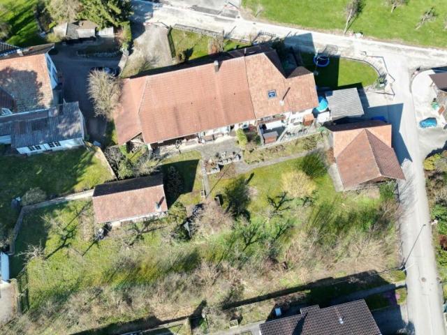 Wohnen und Entwickeln: Bauernhaus mit Landreserve in Attiswil