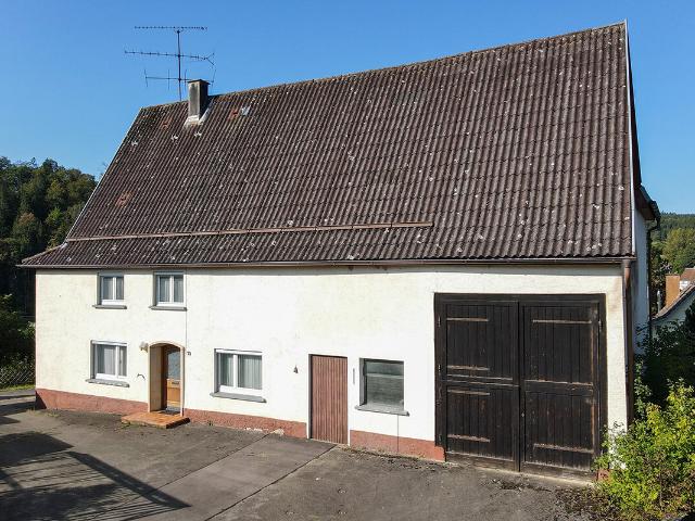 Wohnen und Leben in ländlicher Idylle. großes Bauernhaus zum Herrichten