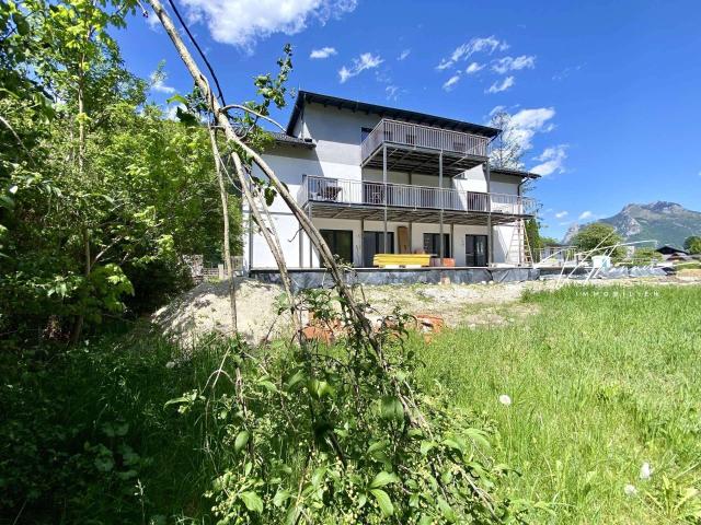 Neubau Wohntraum mit privatem Garten und zwei PKW Stellplätzen