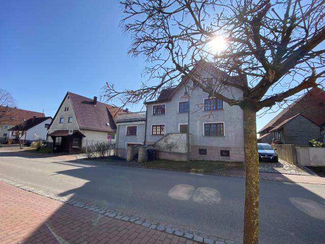 Gegen Gebot* Wohnensemble mit zusätzlicher Halle in Dettingen am Albuch nähe Heidenheim