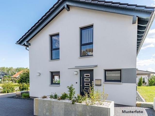 Wohnhaus und Garage in verkehrsberuhigter Lage provisionsfrei