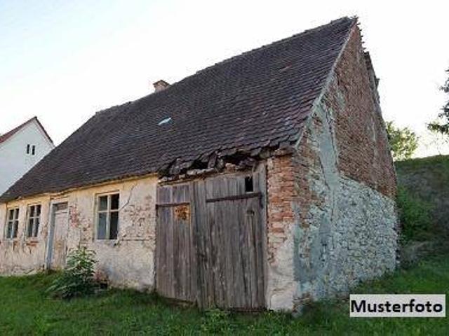 Wohnhaus abbruchreif mit Nebengebäuden