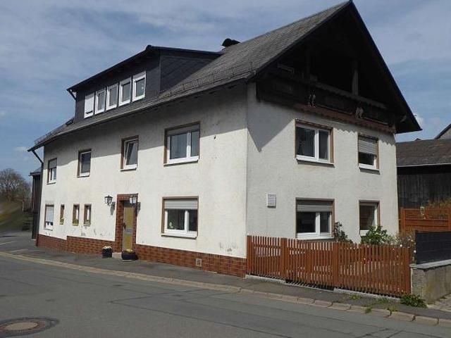 Wohnhaus für mehrere Generationen mit Nebengebäude in Leupoldsgrün
