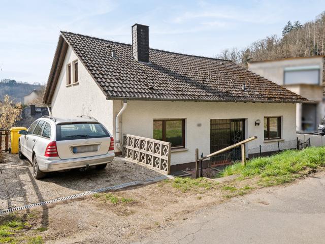 Wohnhaus in begehrter Lage mit tollem Ausblick!