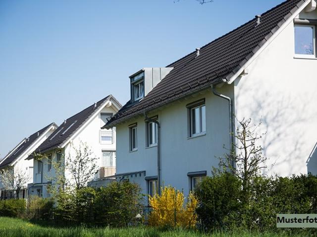 Wohnhaus mit 2 kleinen Wohnungen, Dachterrasse und 2 Pkw Stellplätzen