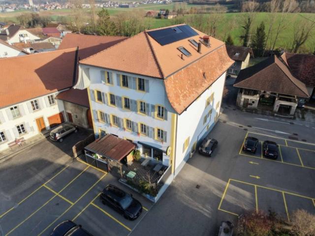 Wohnhaus mit Café Restaurant im Herzen der Broye