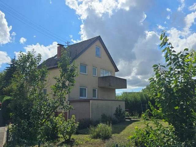 Wohnhaus mit Garage und Garten