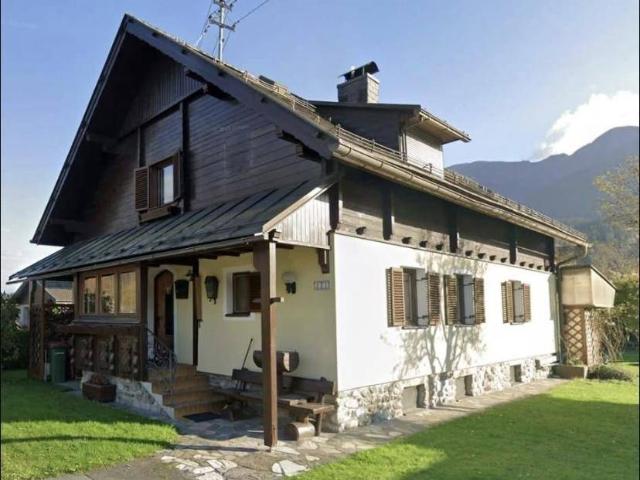 Wohnhaus mit großen Garten