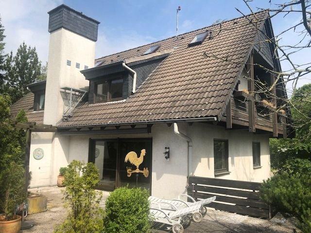 Wohnhaus mit Einliegerwohnung und Doppelgarage