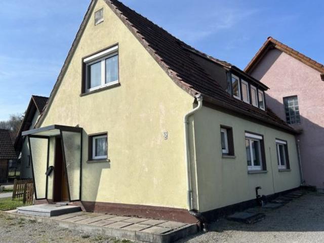 Wohnhaus mit kleinem Gartenanteil