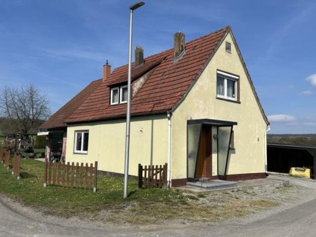 Wohnhaus mit kleinem Gartenanteil