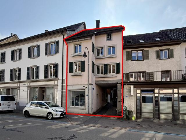Wohnhaus mit kleinem Laden