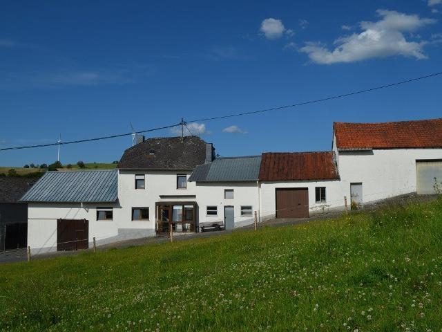 Wohnhaus mit Ökonomiegebäuden und Grundstück in ruhiger Lage von Plütscheid