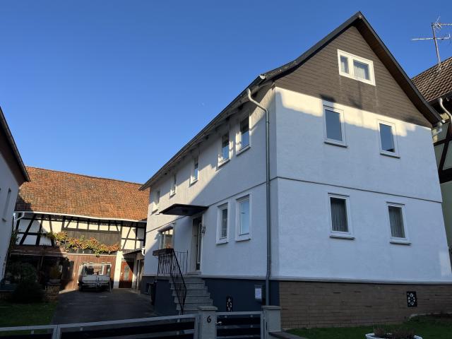Wohnhaus mit Nebengebäude in Heringen