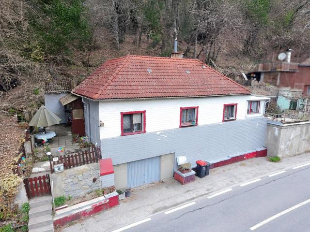 Wohnhaus mit Sanierungsbedarf in ruhiger Waldrandlage