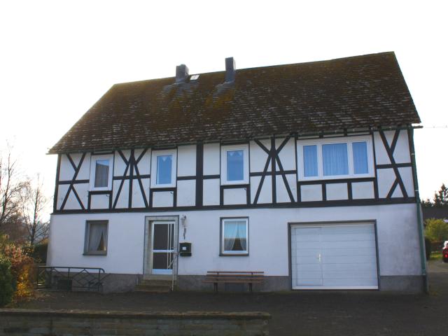 Wohnhaus mit Scheune, Garage und Baugrundstück in Erndtebrück