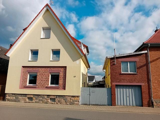 Wohnhaus mit Seitenbau Garage und großen Carport