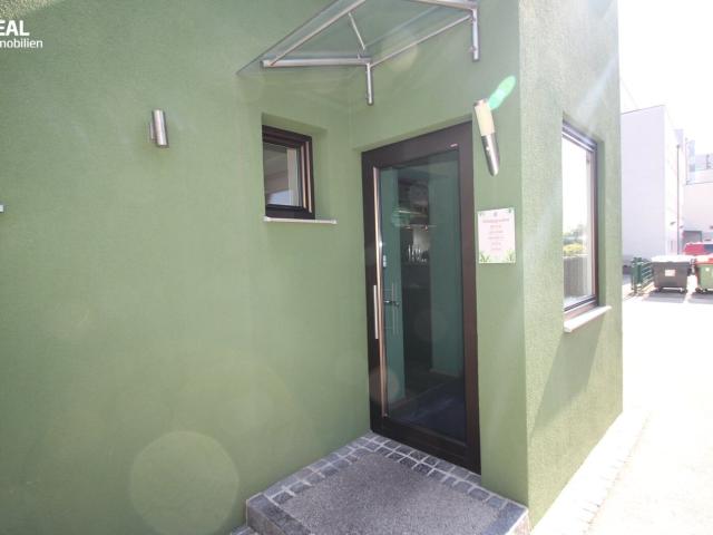 Wohnhaus mit Verkaufsgeschäft und Imbiss/Bistro