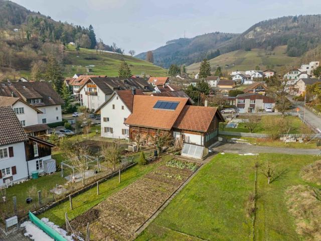 Wohnhaus mit zwei 2.5 Zimmer Wohnungen und Entwicklungspotenzial im ruhigen Dorfkern von Remigen