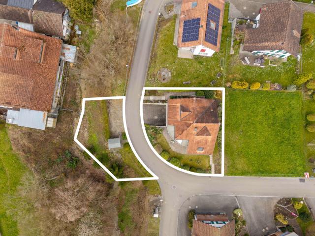 Wohnhaus mit zwei Wohneinheiten und separatem Garten am Bach