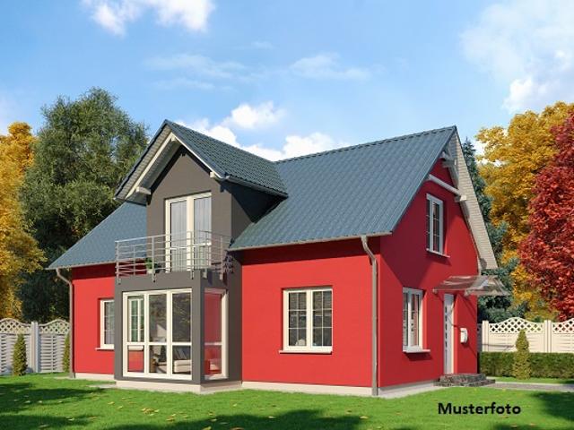 Wohnhaus nebst Garage