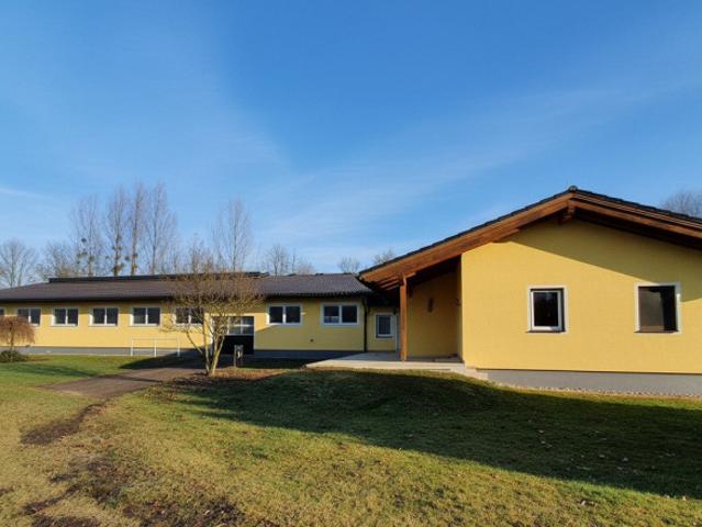 Wohnhaus, neuwertiges Pferdegestüt, eigene Zufahrt und Trainingsbahn!