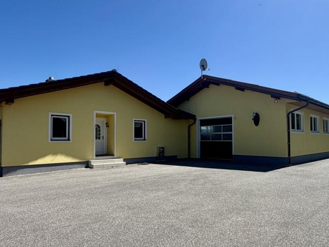 Wohnhaus, Neuwertiges Pferdegestüt, Eigene Zufahrt und Trainingsbahn!