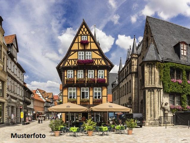 Wohnhaus/Restaurant und Land