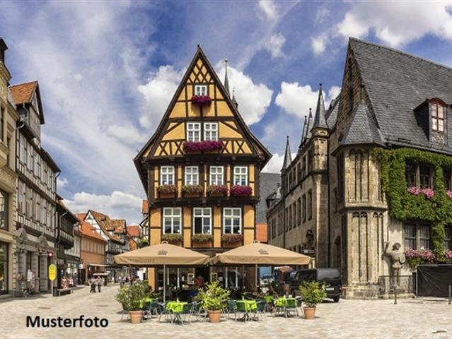Wohnhaus/Restaurant und Land