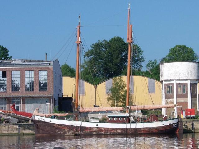 Wohnschiff mit Raum zum Leben und Hafenkino