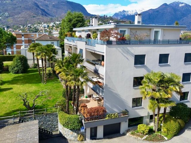 WOHNUNG MIT DESIGNERMÖBELN INKLUSIVE, SCHWIMMBAD UND FITNESS