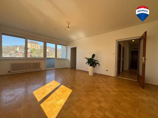 Wohnung mit Schlossblick, drei Schlafzimmern und Garage