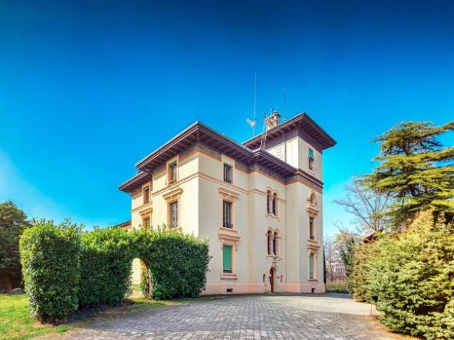 Wohnung B 180 m² im ersten Stock – Renoviertes Masterhaus von 1893