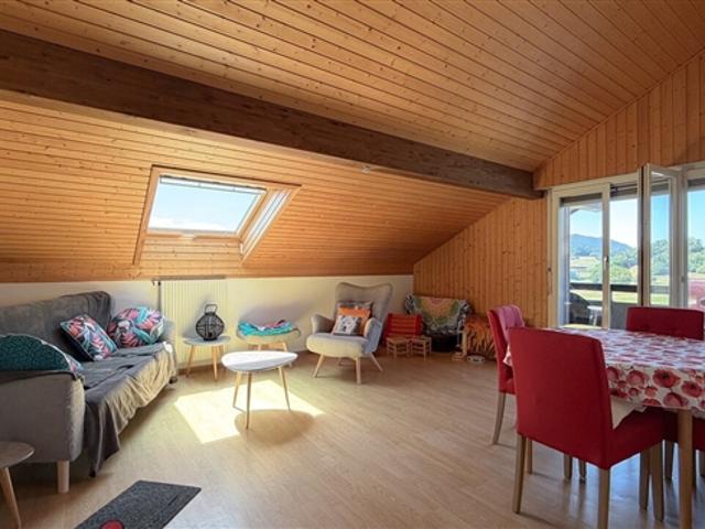 Wohnung im obersten Stock, 2,5 Pence, Balkon und Garage