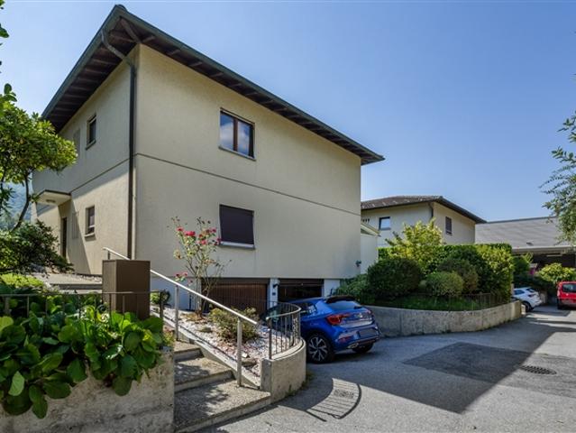 Wohnung in einem Doppelhaushaus mit Garten