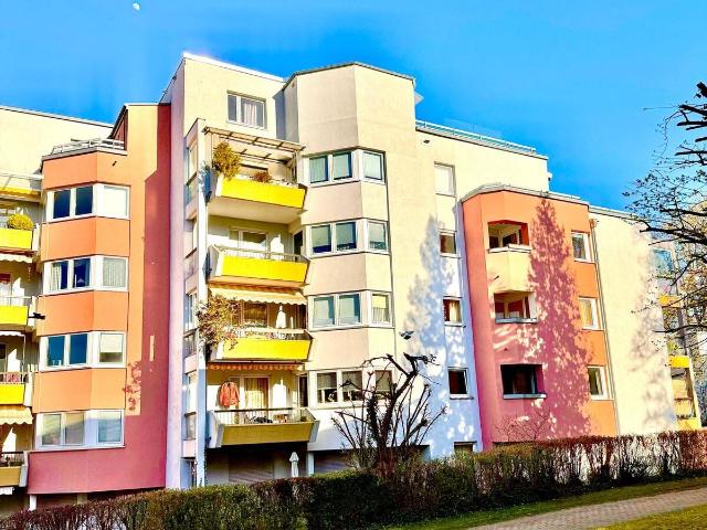 Sonnige Wohnung mit Balkon und Blick auf den Herkules