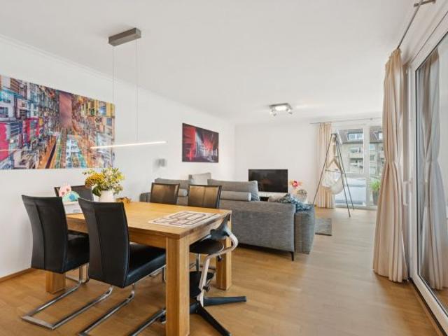 Moderne Stadtwohnung mit Balkon zum Innenhof