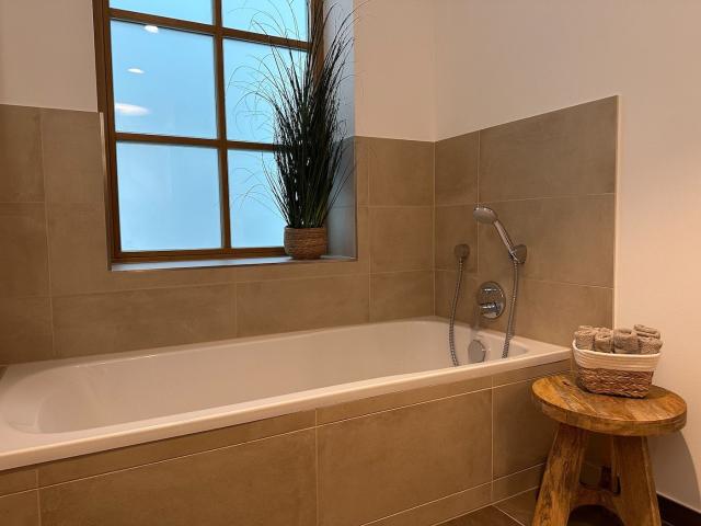 Work & Relax: Spacious, Modern & Bright