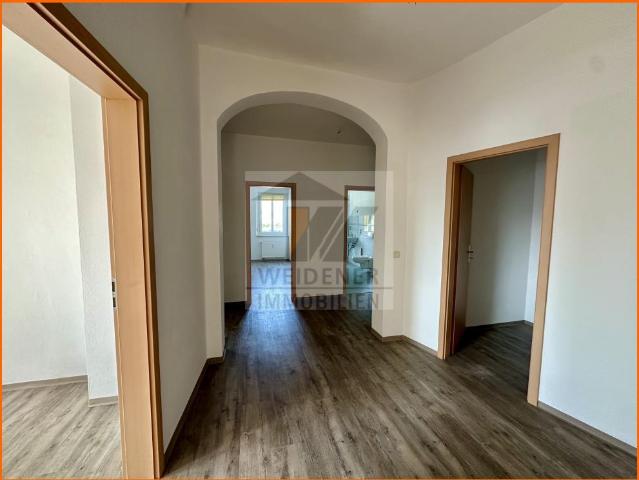 Aufzug, Balkon, Dusche und Wanne! Tolle 3 Raum Wohnung mit schönem Schnitt!